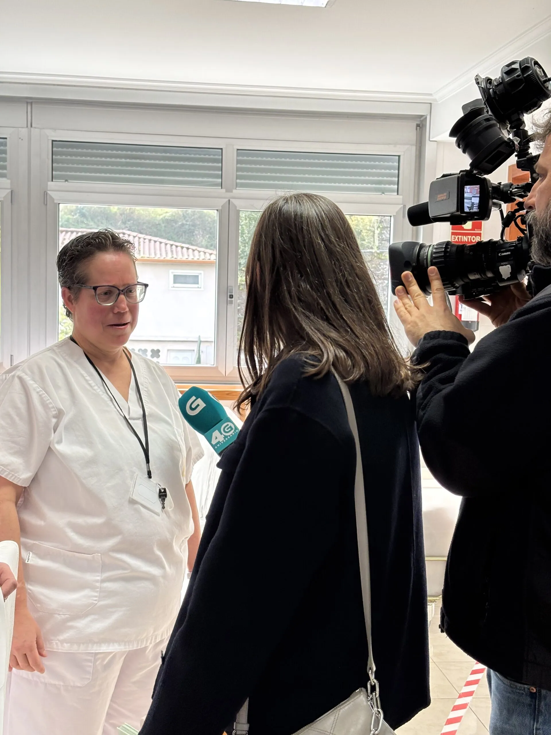 la Corporación Radio e Televisión de Galicia entrevista a una trabajadora del centro especial de empleo de la fundacion hospitalarias betanzos