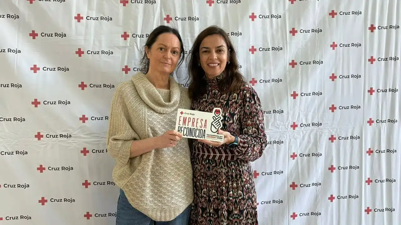 dos personas recogen el premio de cruz roja malaga a la fundacion hospitalarias malaga