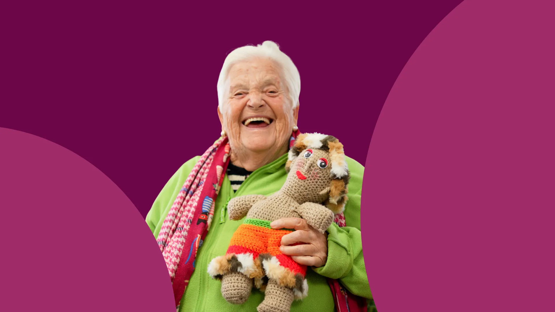 mujer mayor se ríe a cámara