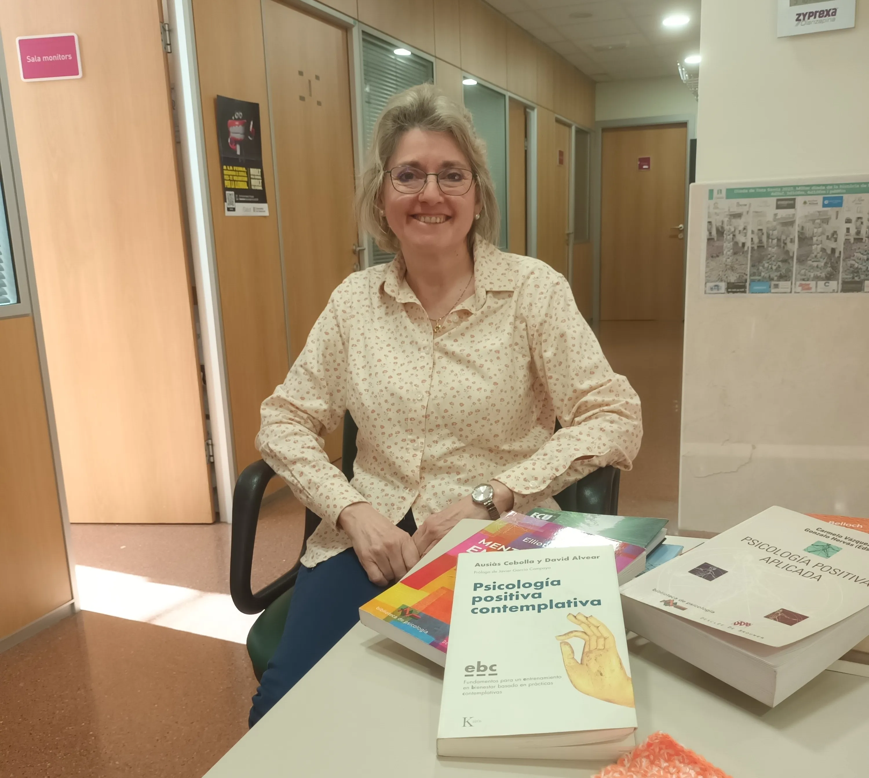 maria eugencia lorente fundacio hospitalaries martorell sentada en una silla mira a cámara