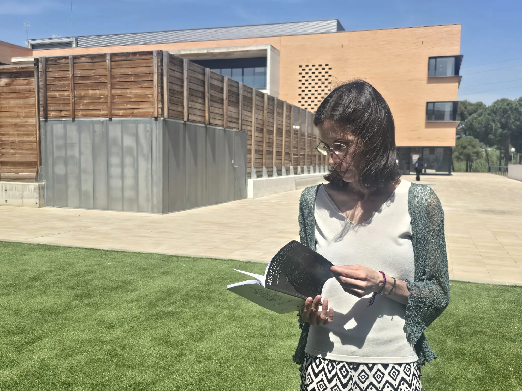 ester iranzo sostiene el libro la piel del monstruo