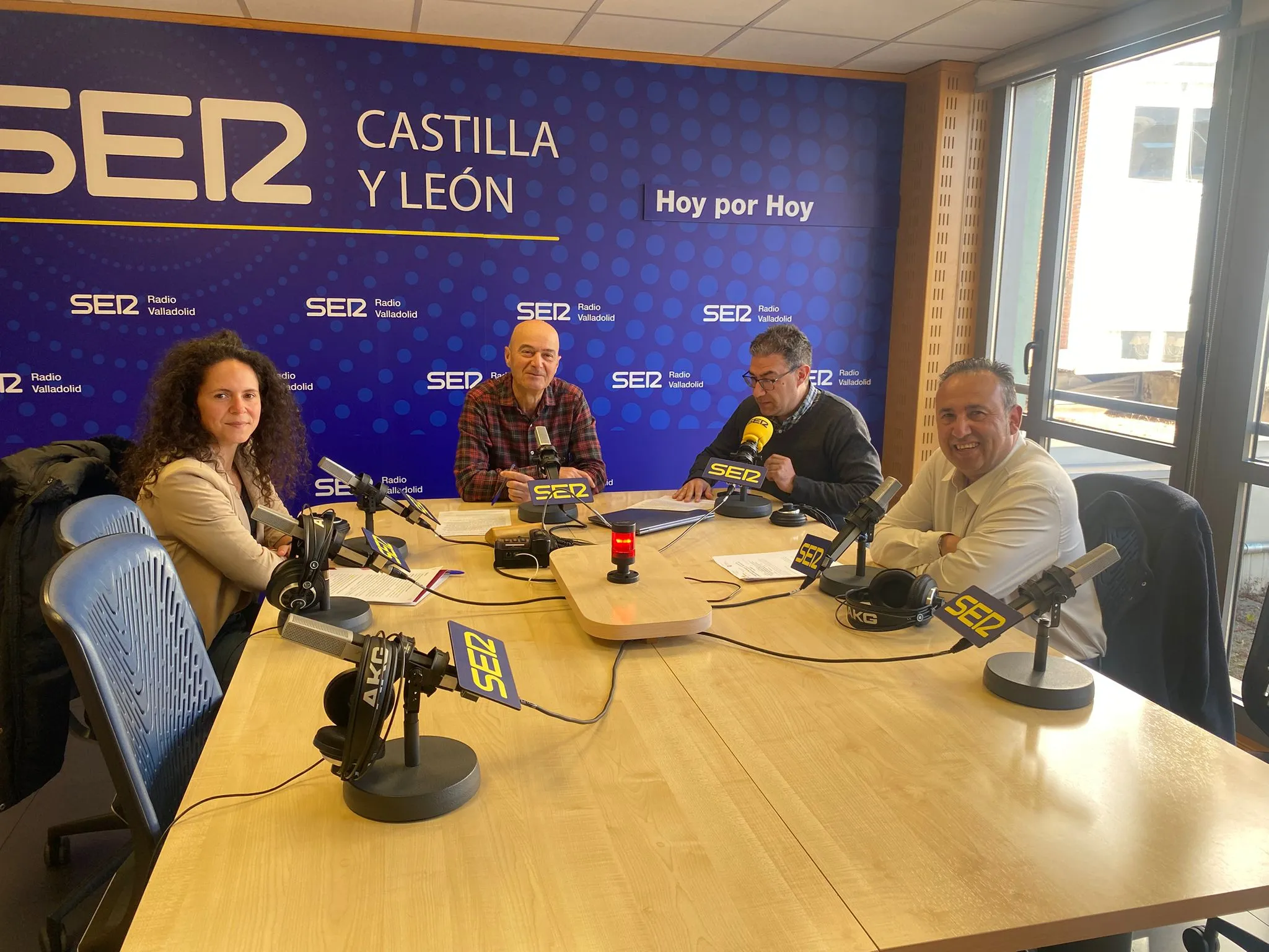 andra Martínez Castillo, neuropsicóloga de Fundación Hospitalarias Valladolid, y Alfonso Romo, diputado provincial de Servicios Sociales, participaron en el programa Hoy por Hoy Valladolid, conducido por los periodistas Carlos Flores y Mario Alejandre