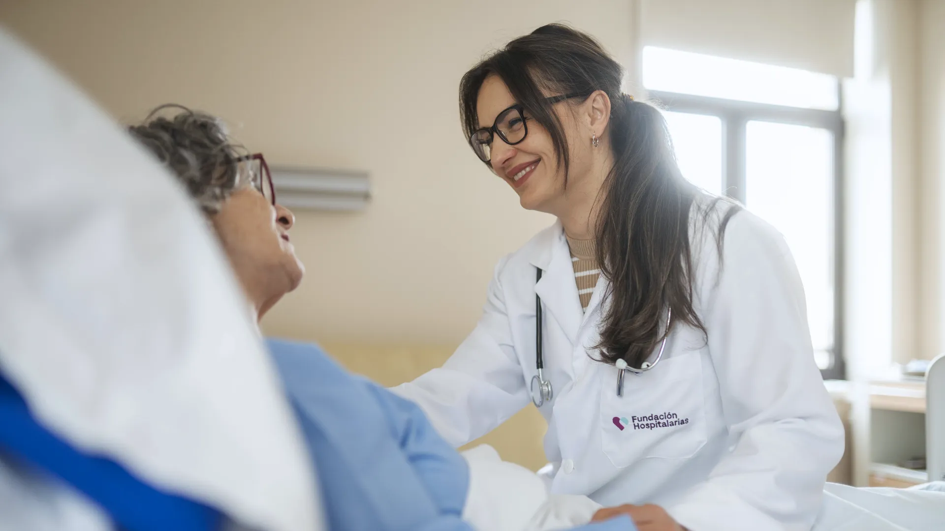 una profesional de la fundación hospitalarias madrid atiende a un paciente