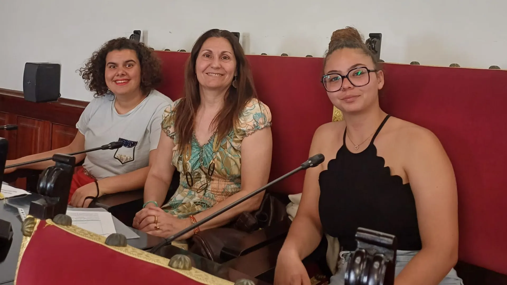 Carmen Delia, directora gerente de la Fundación Hospitalarias Tenerife, junto a dos usuarias del centro en el pleno sobre discapacidad del ayuntamiento de la laguna
