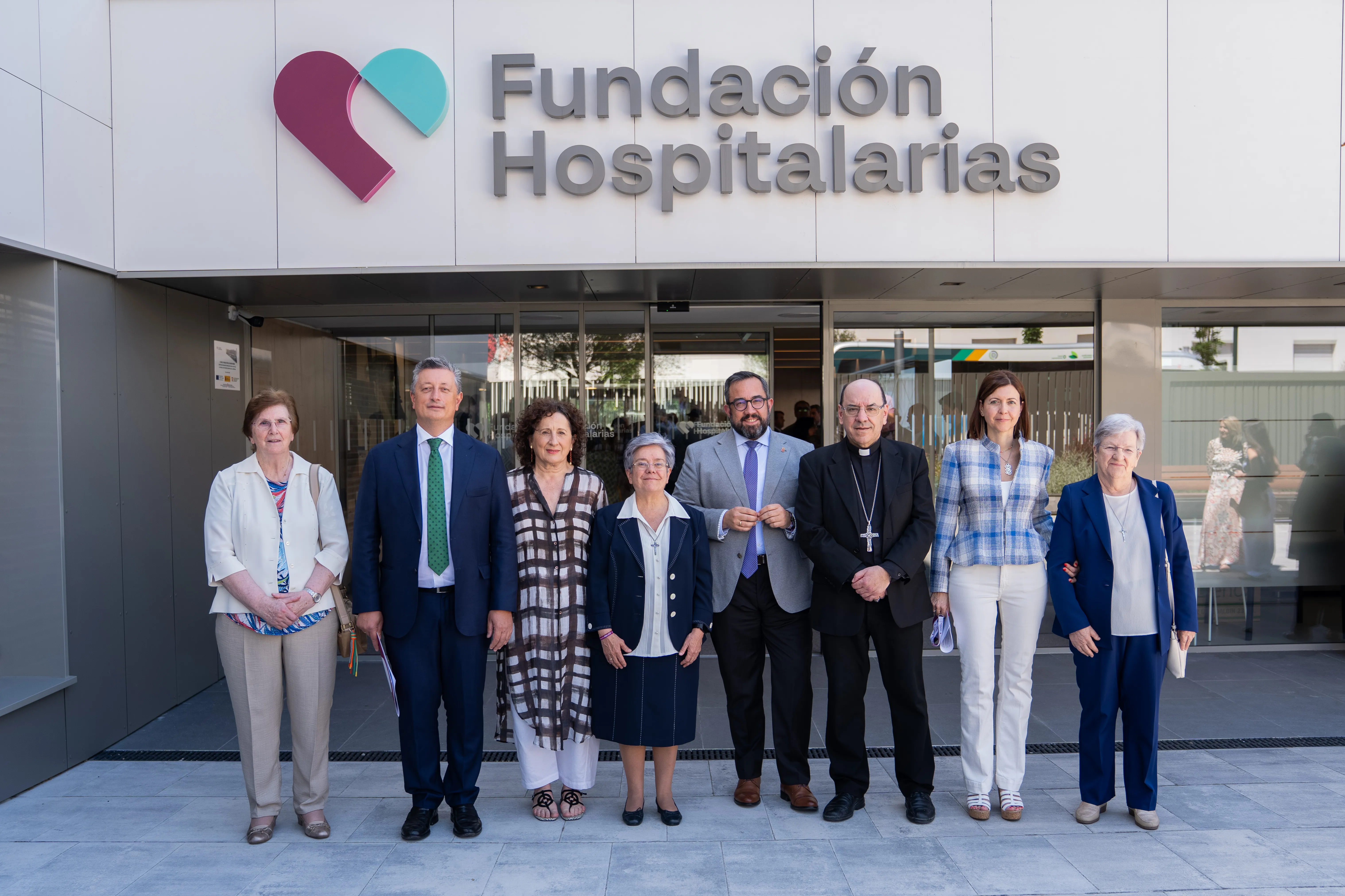 foto de grupo de la inauguración del nuevo centro sociosanitario de la fundación hospitalarias navarra
