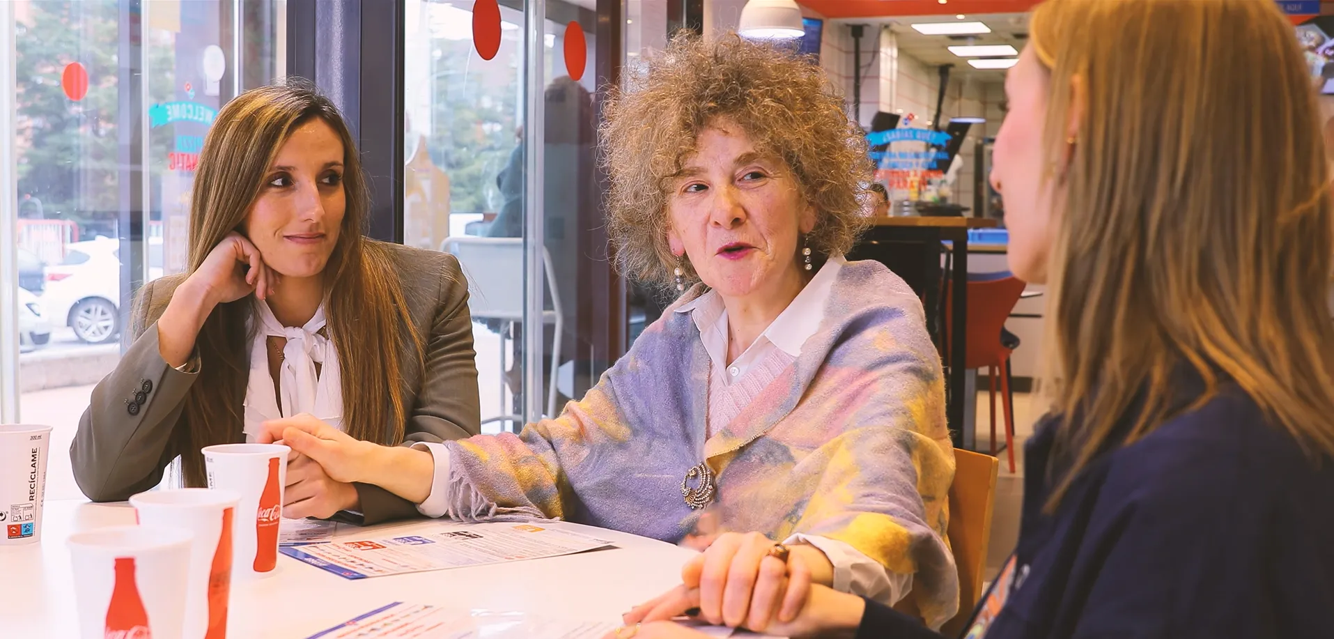 dos personas voluntarias de la fundación hospitalarias palencia junto a una usuaria