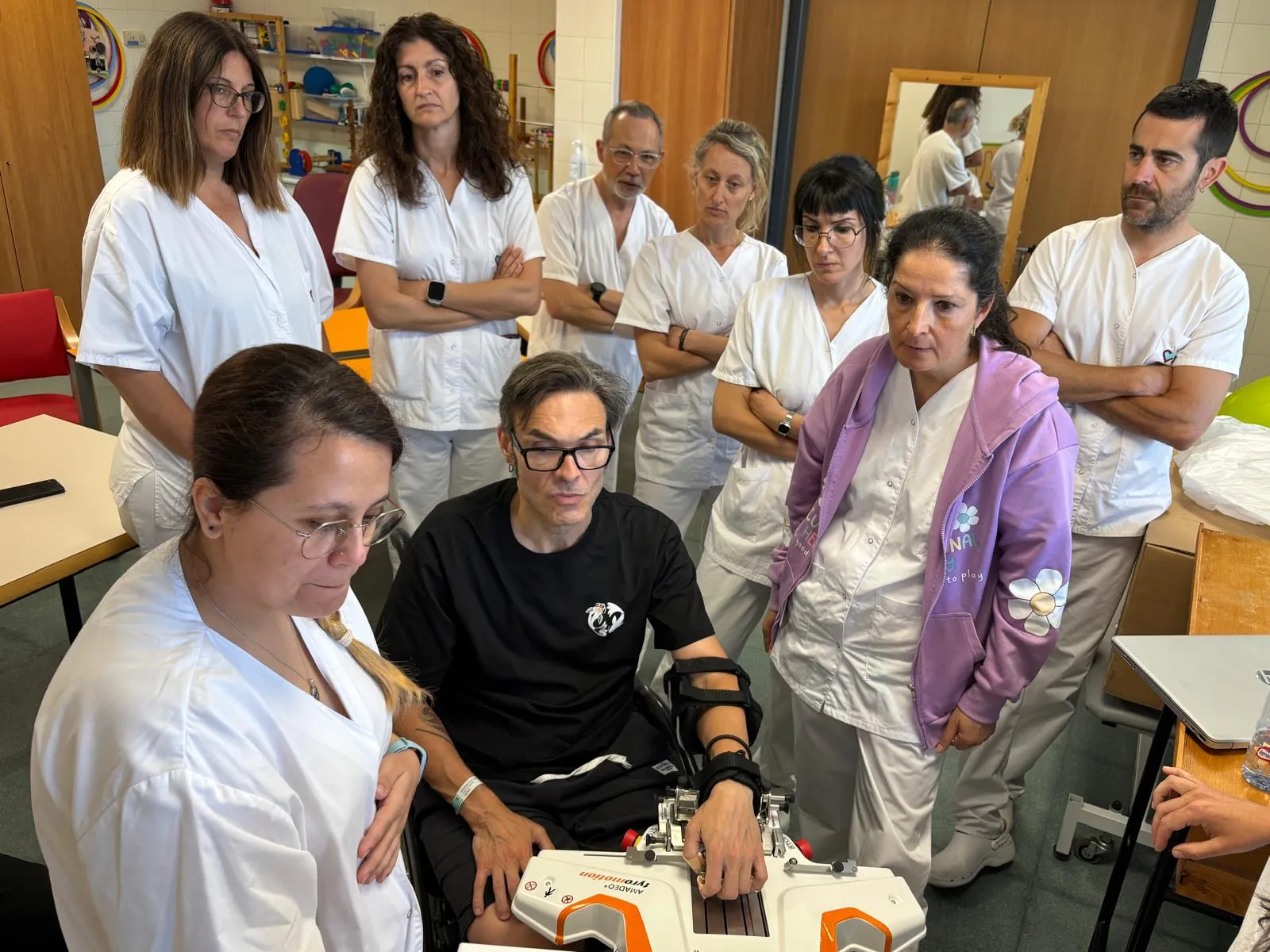 Mujer realizando una sesión de rehabilitación con el robot Amadeo