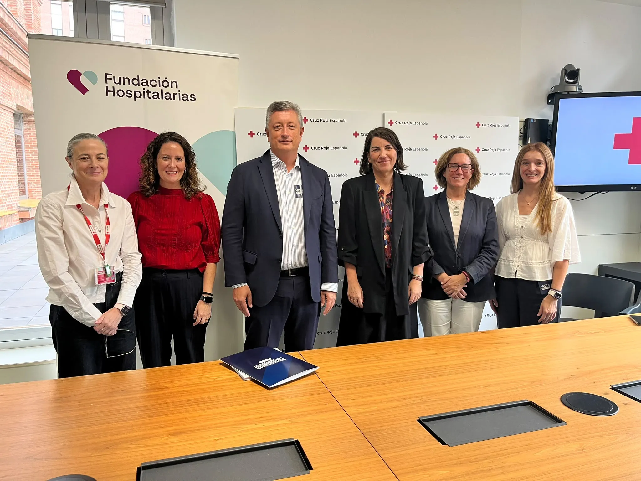 foto de grupo de la firma del convenio con cruz roja española