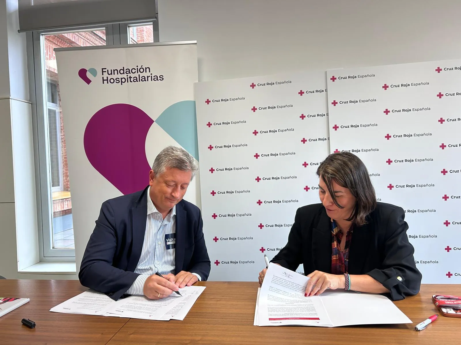 alberto martín, director general de la Fundación Hospitalarias, y Asunción Montero, secretaria general de Cruz Roja