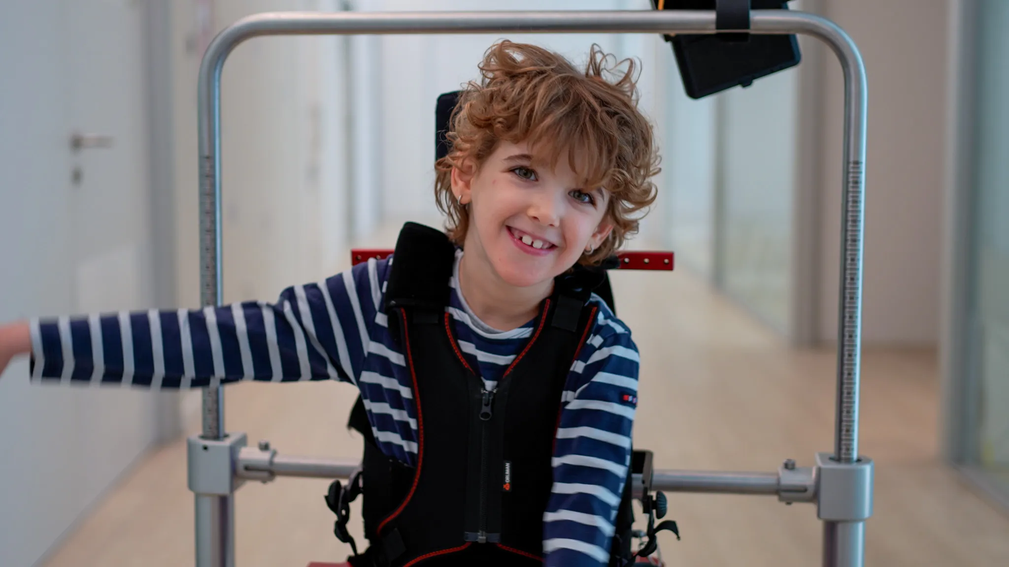 Danele usuaria exosqueleto pediátrico ATLAS 2030