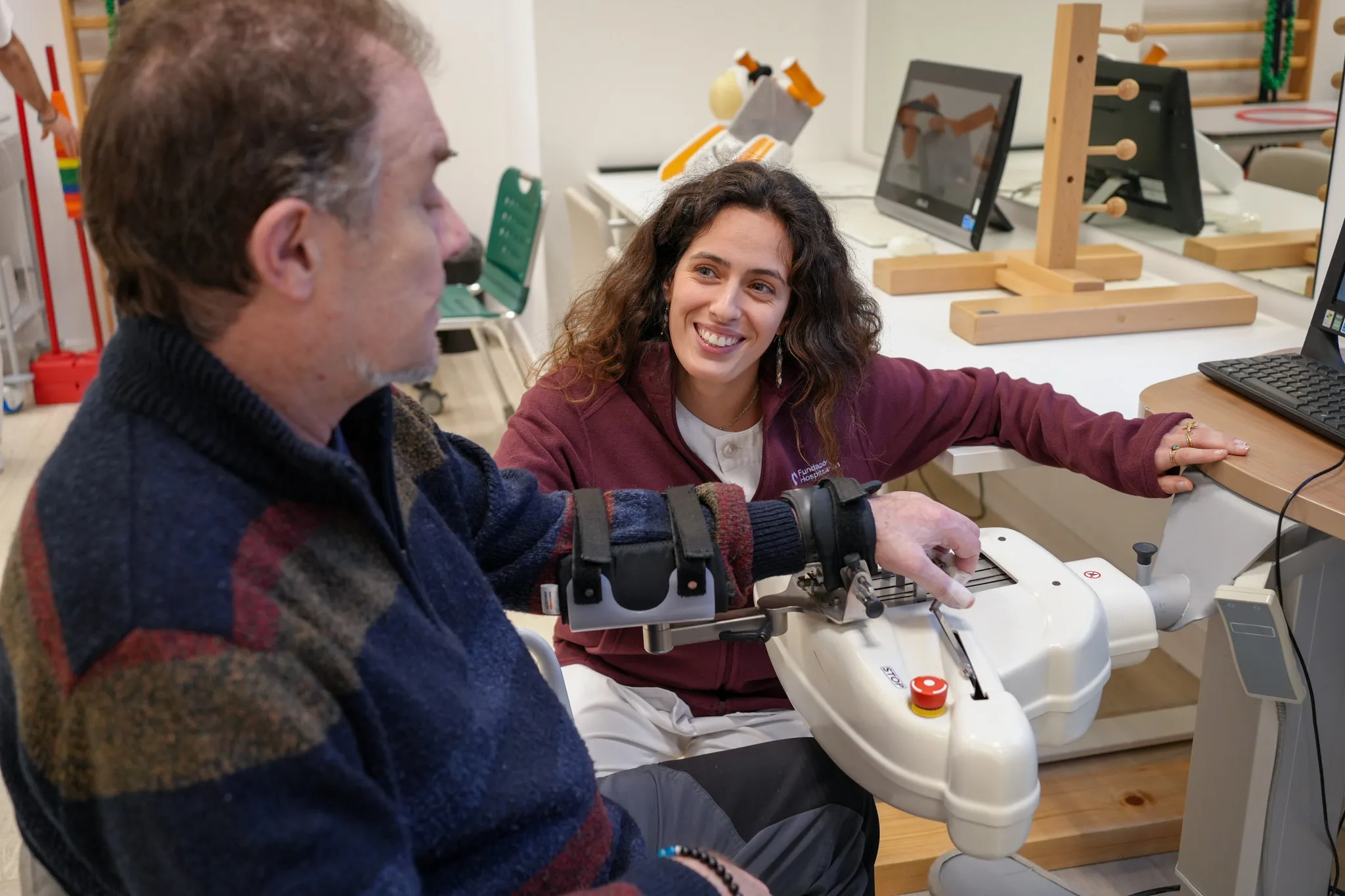 profesional y usuario en la unidad de daño cerebral de ospitalarioak fundazioa euskadi