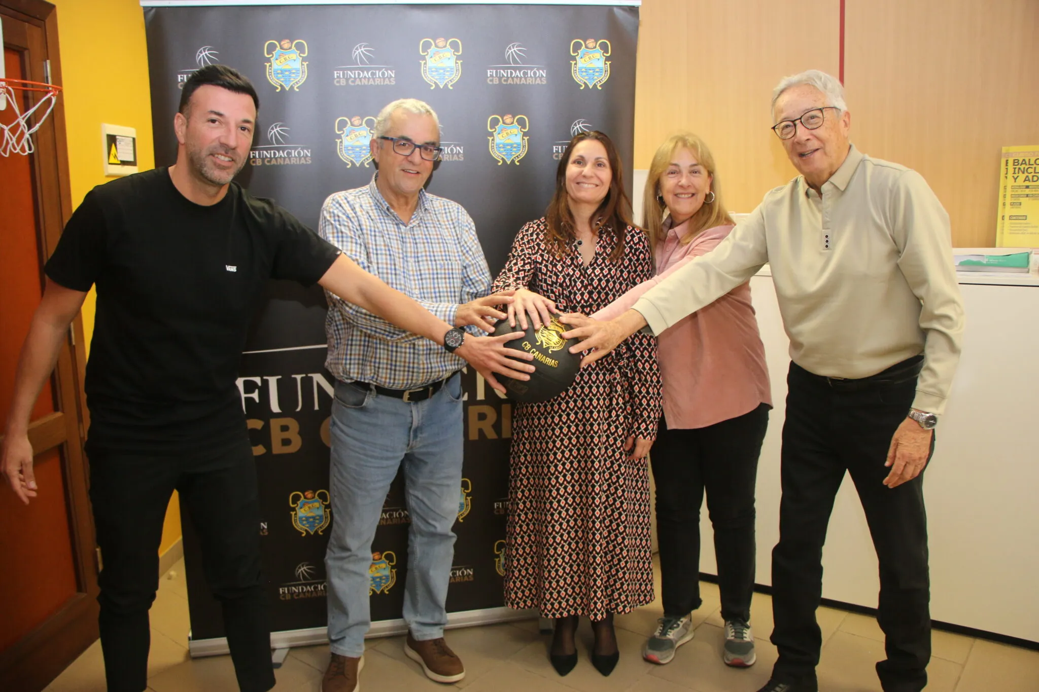 Firma del acuerdo entre Fundación Hospitalarias Tenerife y Fundación Club Baloncesto Canarias