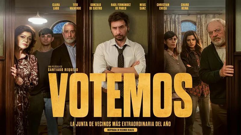 Cartel de la película 'Votemos', con el título en letras grandes amarillas. En el centro, un hombre con camisa blanca y corbata aparece con los brazos cruzados y gesto serio. A cada lado, a través de marcos de puertas, se ven varios vecinos con expresione