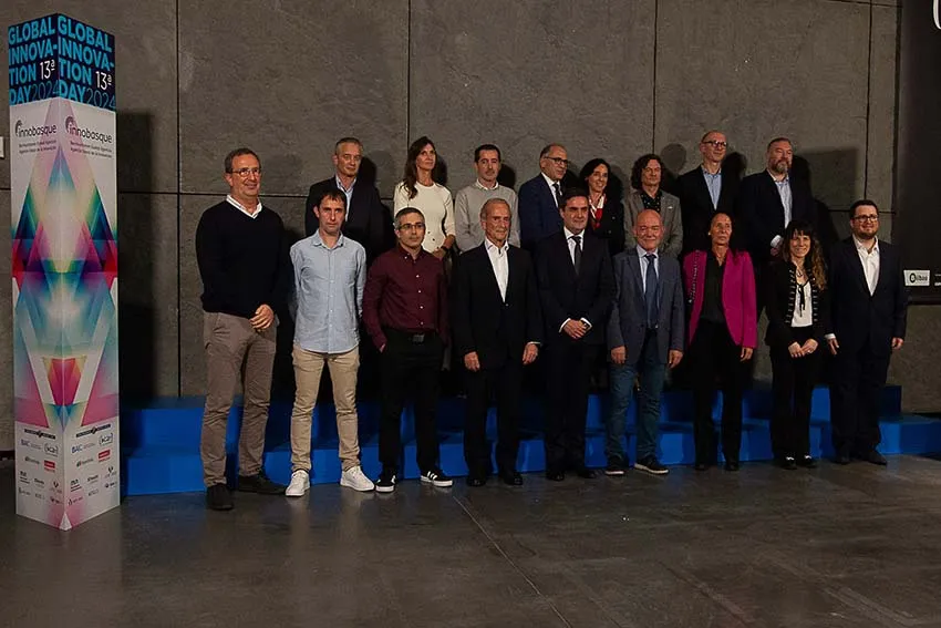 Un grupo de hombres y mujeres distribuidos en dos filas, posando