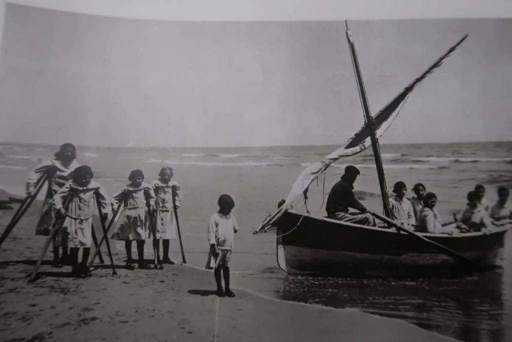Asilo.-Con-muletas-Playa-1024x683.jpg