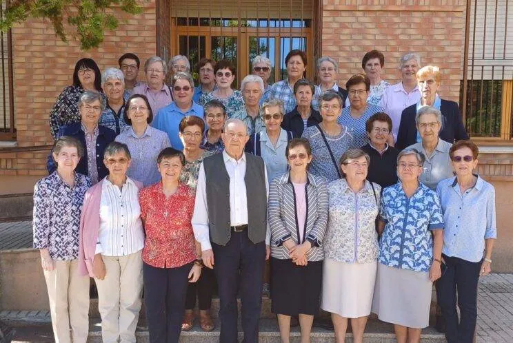 Foto-Hermanas-Grupo-Horizontal-Cut-744x498.jpeg