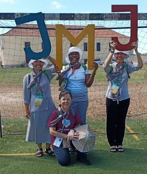 Foto-Junioras-con-las-letras-JMJ.jpg
