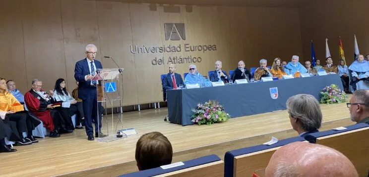 Medalla-Honorifica-Universidad-Europea-del-Atlantico-1-744x358.jpg