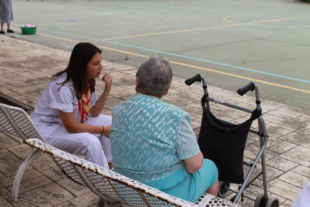 Una-joven-scout-conversa-con-una-usuaria-de-Hermanas-Hospitalarias-1024x683.jpg